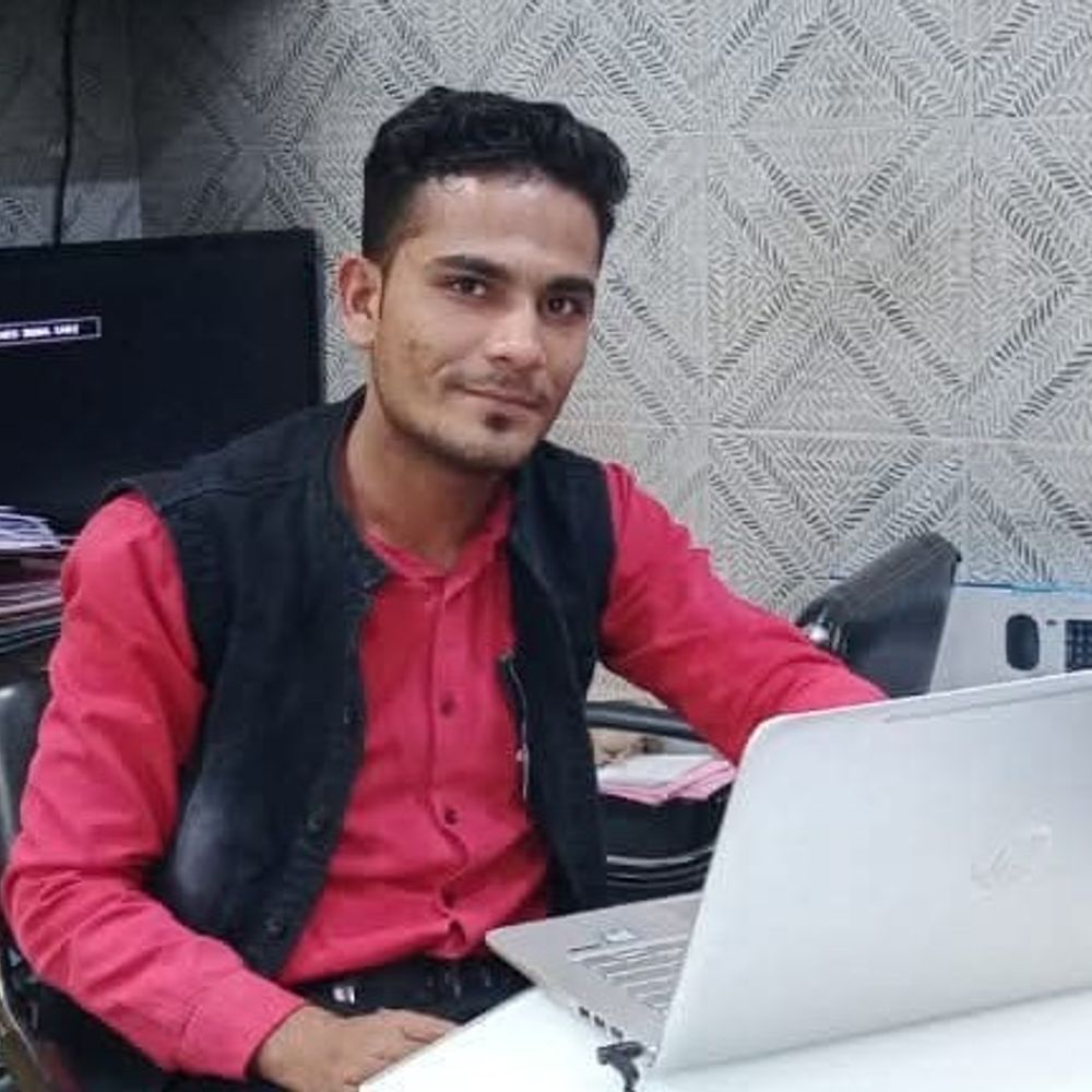 दतिया में कार ने बाइक सवार को कुचला, मौत:झांसी हाईवे पर हादसा, आरोपी फरार; मौके पर गिरी नंबर प्लेट से हुई पहचान