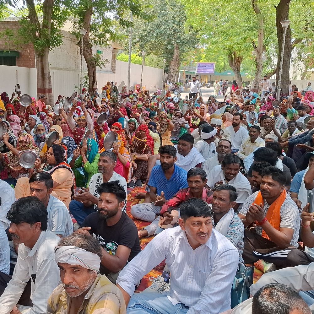 हिसार में कचरा उठानी पहुंची टीम का विरोध:हड़ताली कर्मचारियों ने ट्रालियों से कचरा बाहर फेंका, पुलिस-प्रशासन बेबस नजर आया
