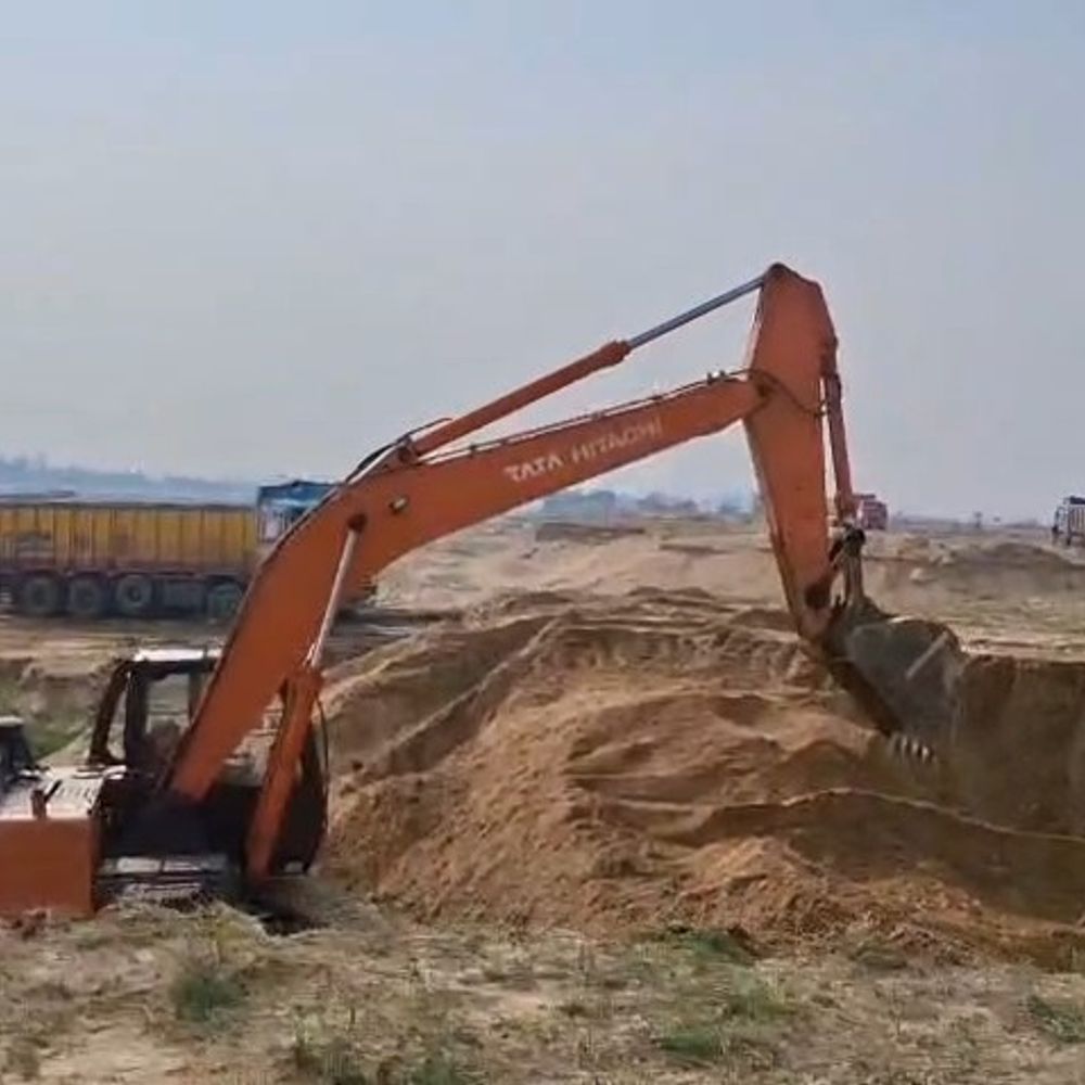 खतियानी जमीन पर बालू माफिया कर रहे अवैध खनन:जमुई में पीड़ित ने खनन पदाधिकारी से की शिकायत, लोगों की पहचान कर कार्रवाई की मांग
