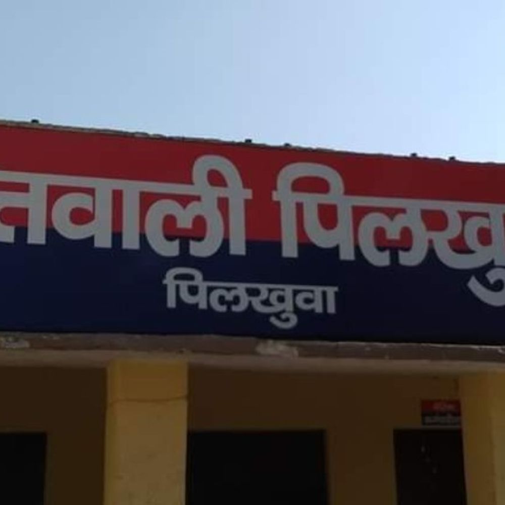 निर्माणाधीन सड़क पर गड्ढे में गिरी बाइक, युवक की मौत:परिजनों ने कहा- गड्ढों के आसपास पर्याप्त बैरिकेडिंग नहीं की गई थी, कार्रवाई की मांग