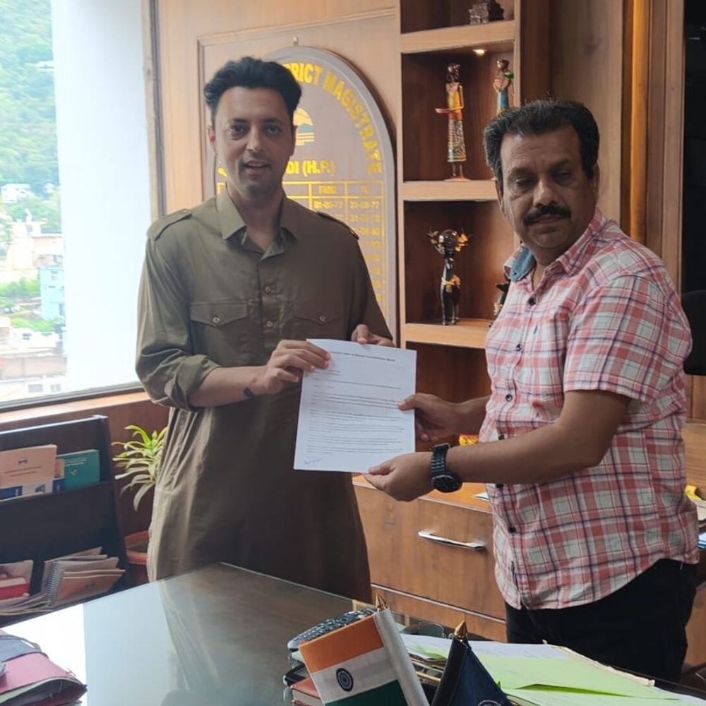 मंडी में बीजेपी ने चुनावी पारदर्शिता पर उठाए सवाल:कांग्रेस जिला अध्यक्ष पर दो वोटर आईडी रखने का आरोप, चुनाव आयोग से की शिकायत
