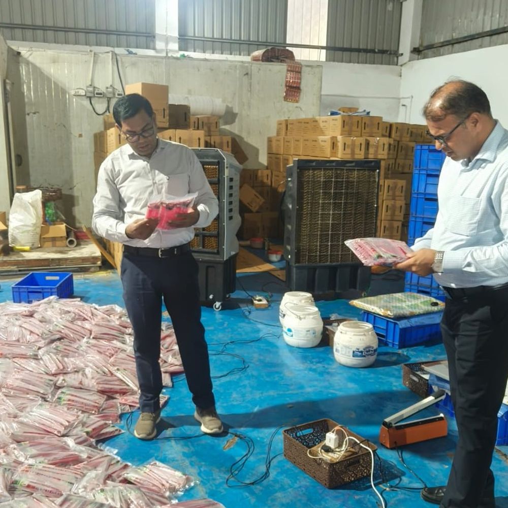 गाजियाबाद में खाद्य सुरक्षा विभाग ने दुकानों पर मारा छापा:आइसक्रीम समेत 8 प्रोडक्ट के नमूने लेकर जांच के लिए भेजे