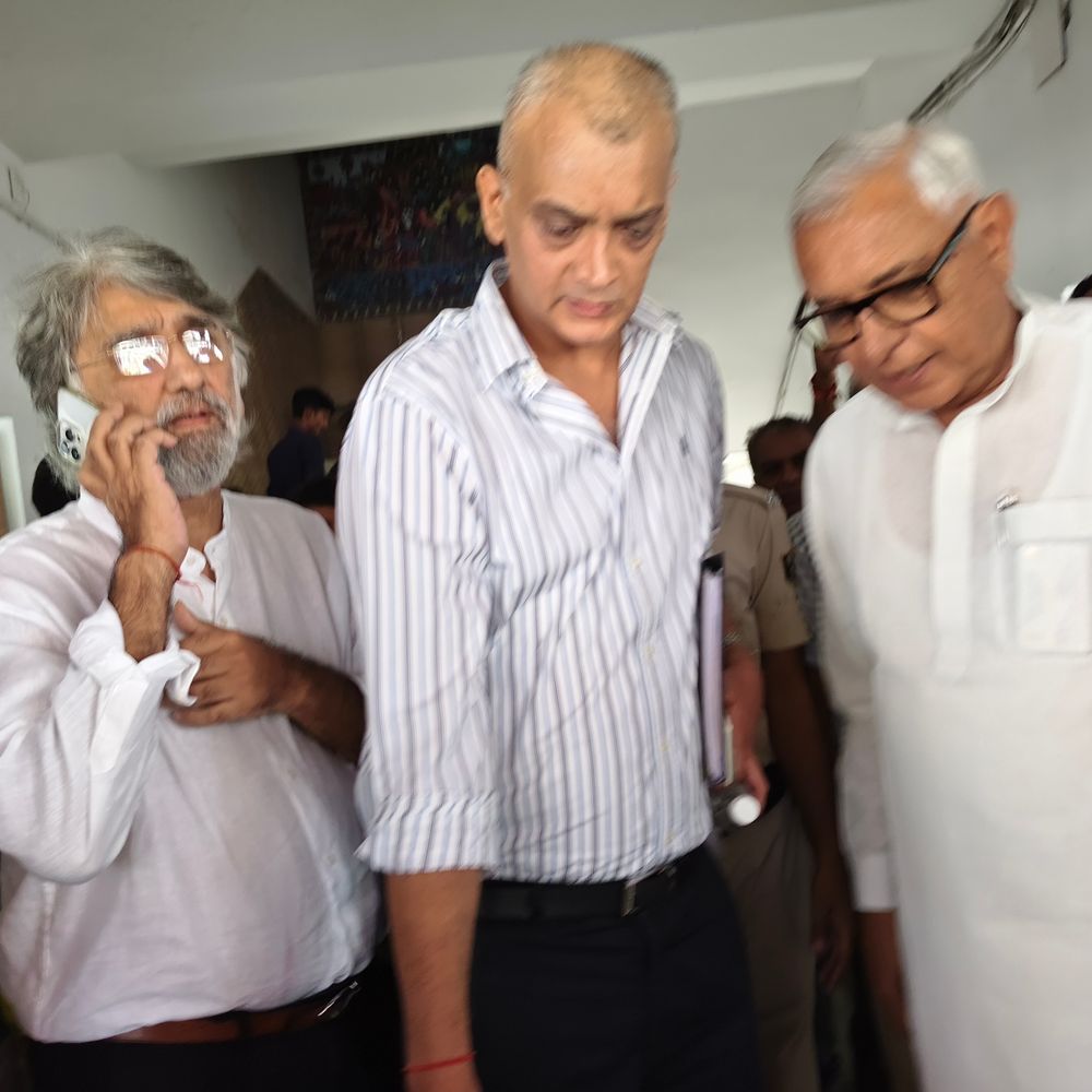 फर्जी जमाबंदी बनाकर 20 बीघा जमीन बेच दी:छुट्टी वाले दिन अंचल कार्यालय में फर्जीवाड़ा, जितवारपुर कोठी के मालिकों ने डीएम को दिया आवेदन