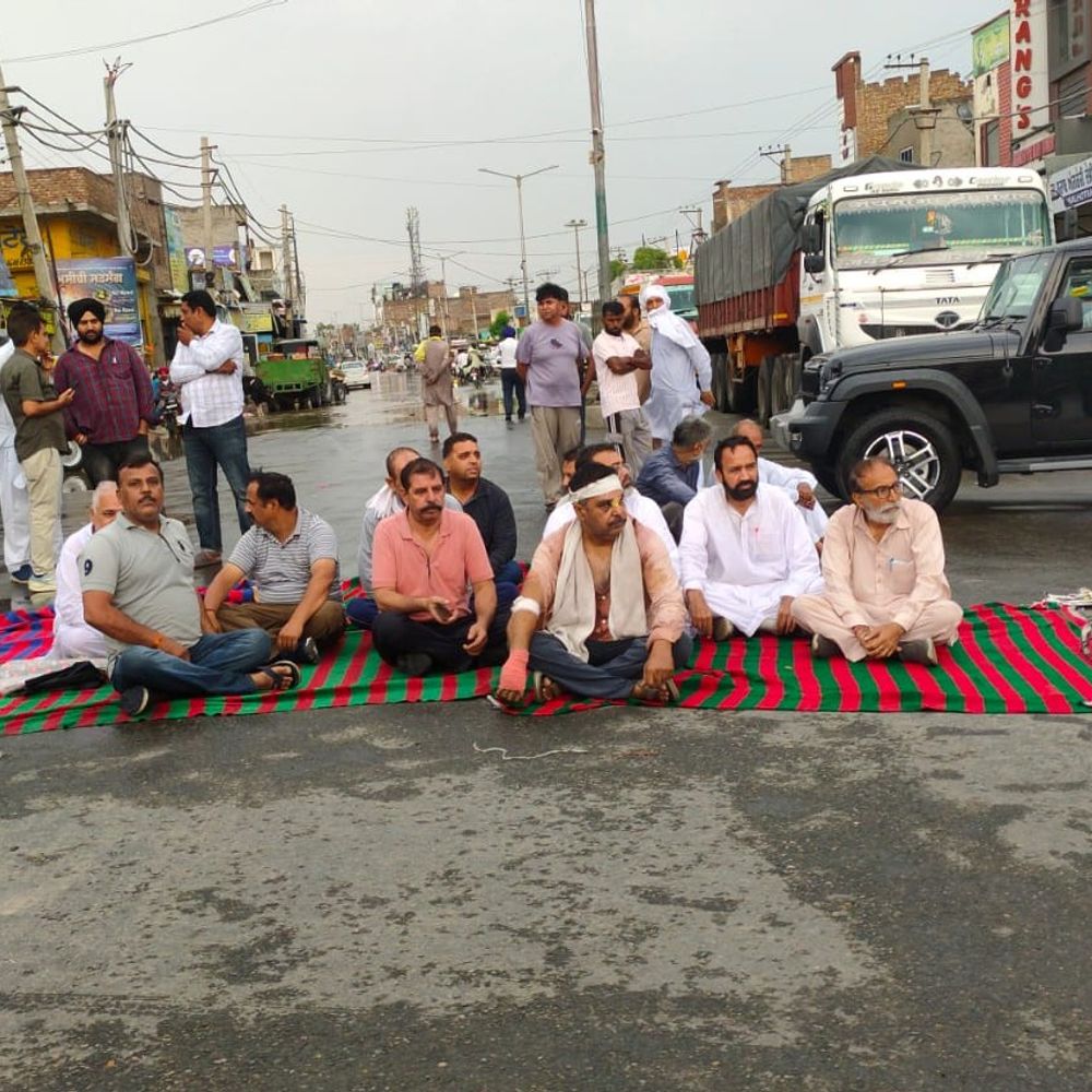 अबोहर में हमले के विरोध में व्यापारी का चक्का जाम:बारिश में 2 घंटे सड़क पर बैठे समर्थक, कार्रवाई के आश्वासन पर उठे