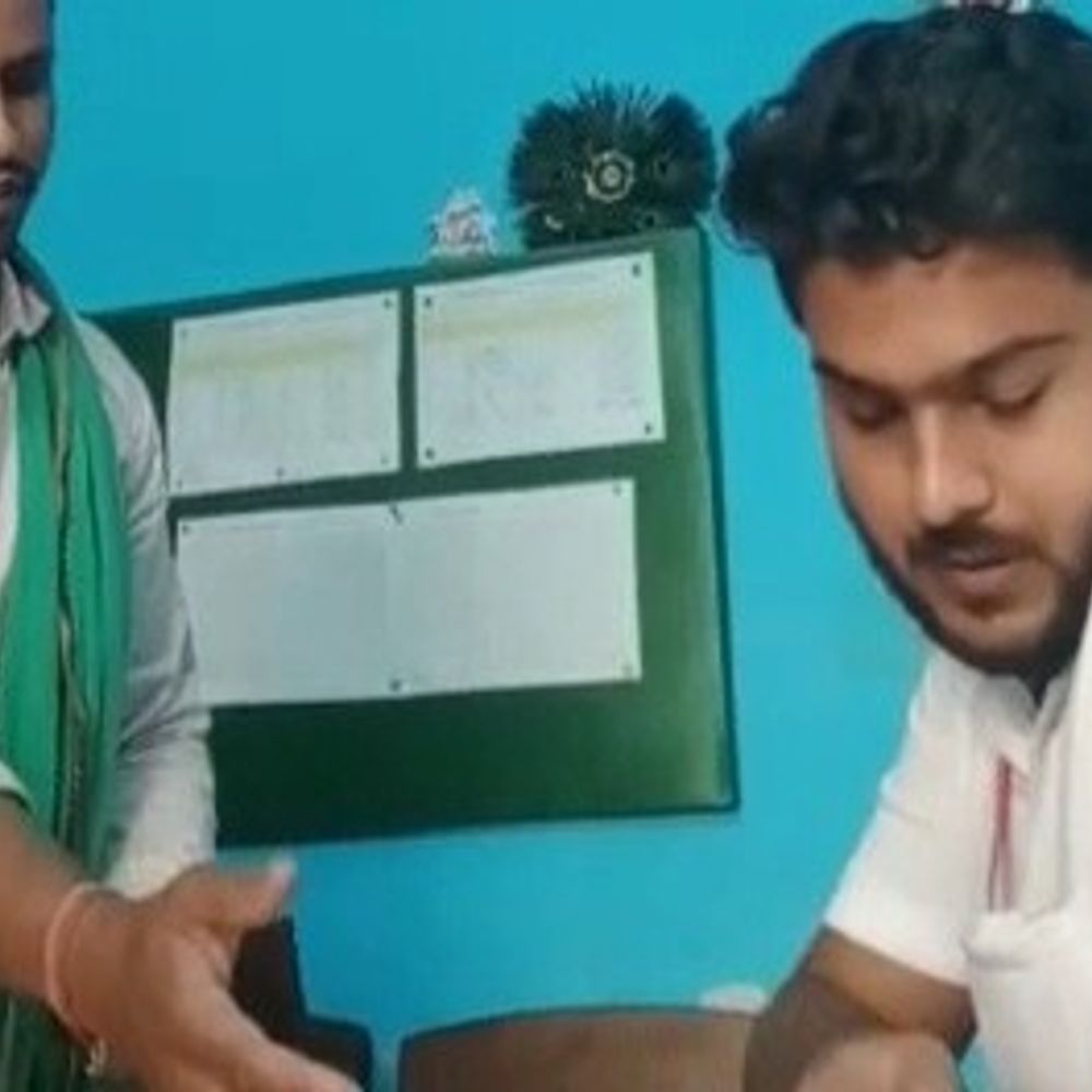 झाझा स्टेशन पर TTE ने यात्री को पीटा:टिकट जांच के दौरान केबिन में थप्पड़-डंडे से पिटाई, 1240 रुपये जुर्माना मांगा