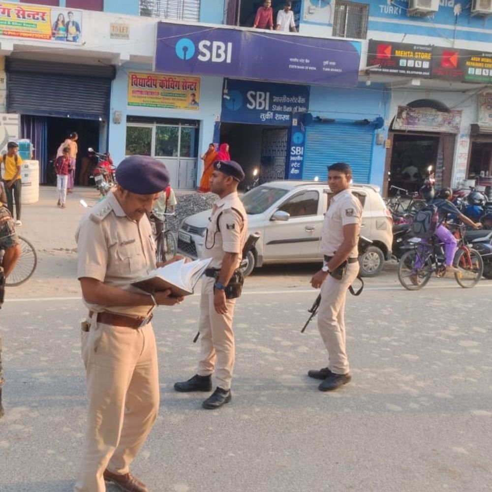 बैंक से निकली महिला से 50 हजार की लूट:मुजफ्फरपुर में बैग छीनकर भागे बदमाश, सड़क पर गिरने से महिला घायल