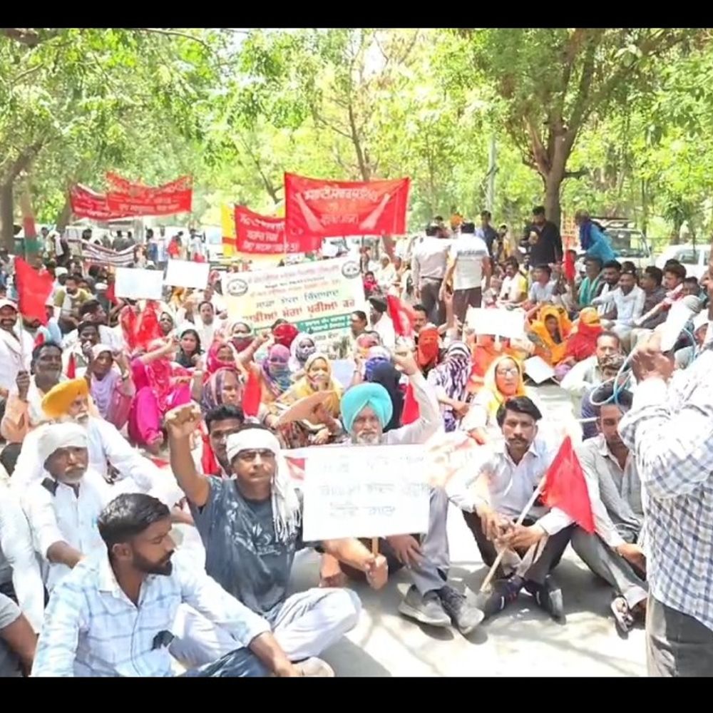 मानसा में सफाई कर्मचारियों ने डीसी कार्यालय घेरा:बैठक में दुर्व्यवहार का आरोप, समझौते का दावा गलत, अनिश्चितकालीन हड़ताल जारी