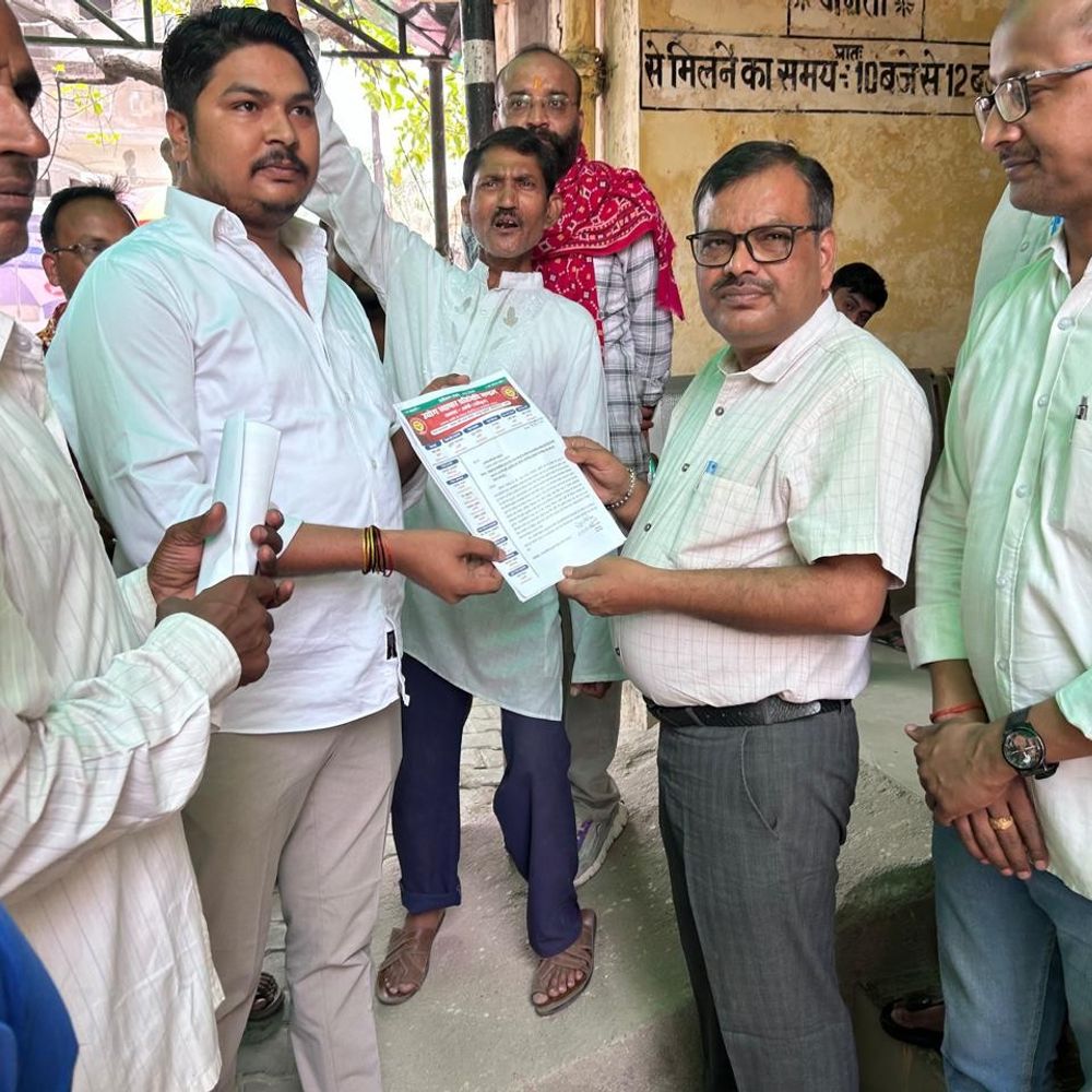 अमेठी में तालाब सौंदर्यीकरण पर विवाद:ग्रामीणों ने SDM को ज्ञापन सौंपा, कब्रिस्तान की बाउंड्रीवाल पहले बनाने की मांग