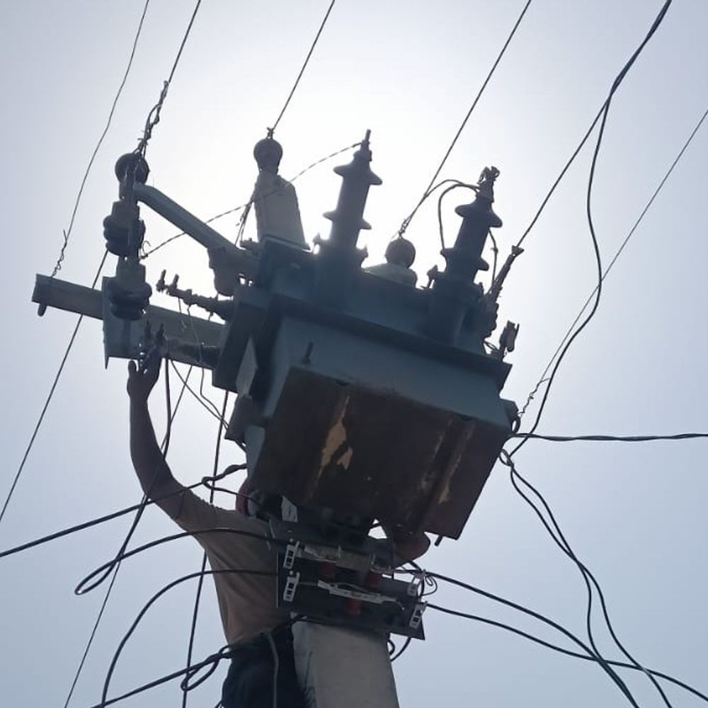 अयोध्या में आंधी- बारिश से 292 ट्रांसफार्मर फुंके:कई इलाकों में बिजली गुल, दर्शन नगर डिवीजन में सबसे अधिक नुकसान