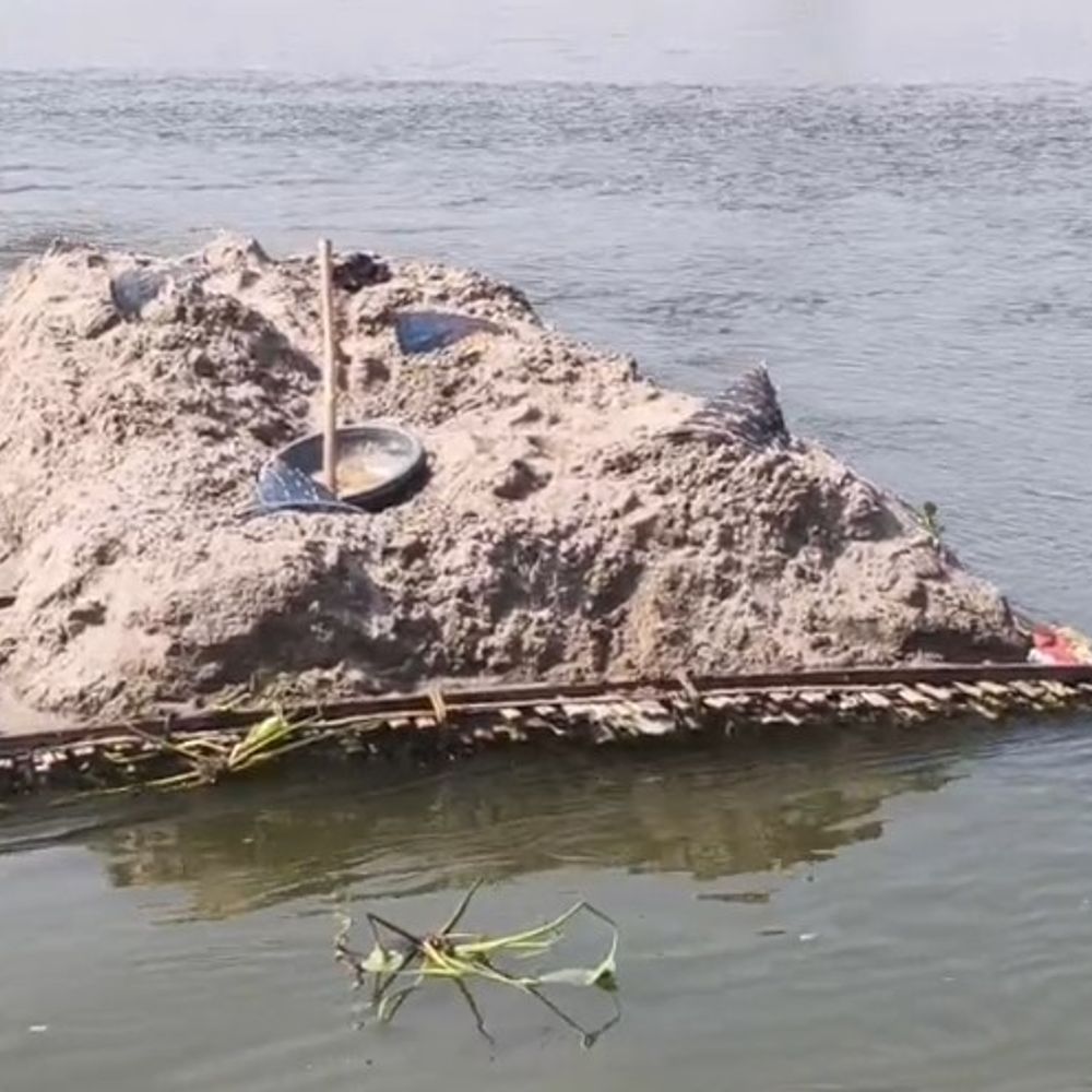 प्रशासनिक कार्रवाई-छापेमारी के बावजूद खनन:किशनगंज में जनप्रतिनिधि के रिश्तेदार संलिप्त,ग्रामीण बोले-माफिया बेखौफ;कोई डर नहीं