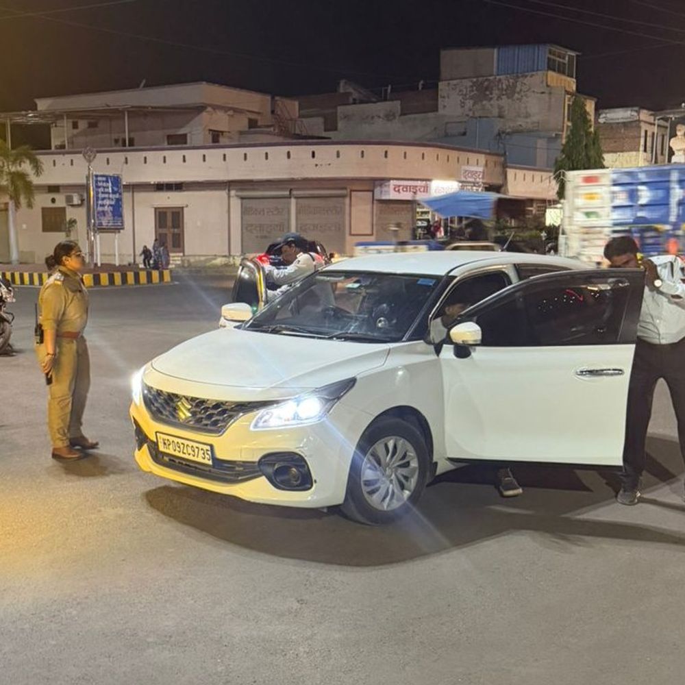 नीमच में ट्रैफिक पुलिस ने 30 चालान काटे:वाहनों से काली फिल्म हटाने के निर्देश; बाइक पर तीन सवारी बैठाने वालों पर जुर्माना