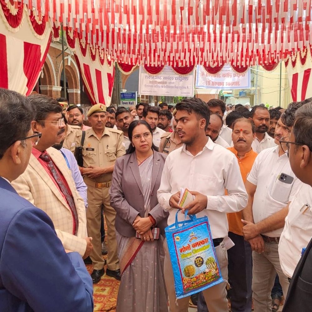 सुल्तानपुर लोक अदालत में मुफ्त स्वास्थ्य जांच सुविधा:जिला जज और बार अध्यक्ष ने कराया एक्स-रे, DM की मौजूदगी में रिपोर्ट का किया गया अवलोकन