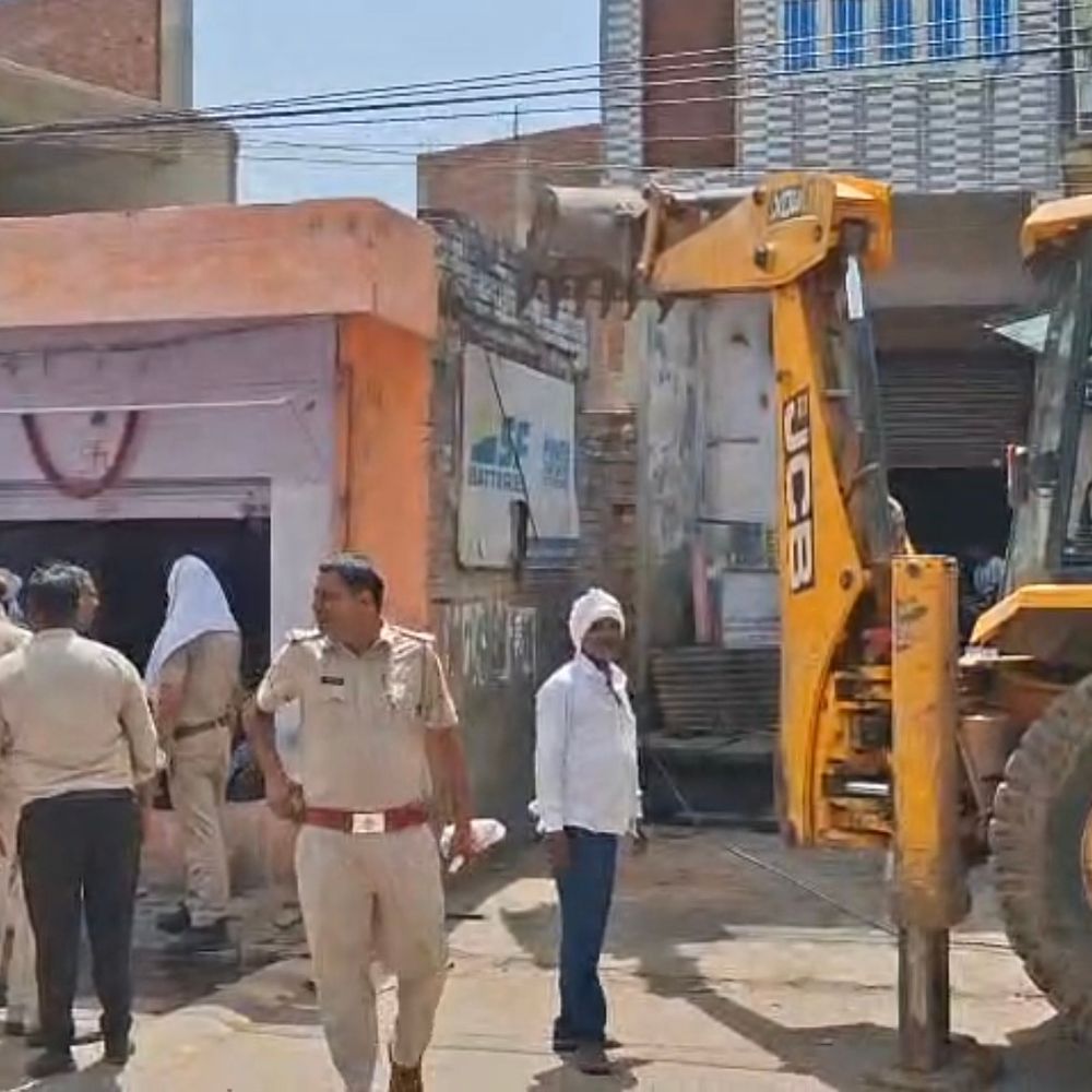 नगर परिषद ने अवैध दुकान को किया ध्वस्त:नोटिस के वावजूद खाली नहीं करने और अतिक्रमण नहीं हटाने पर कार्रवाई