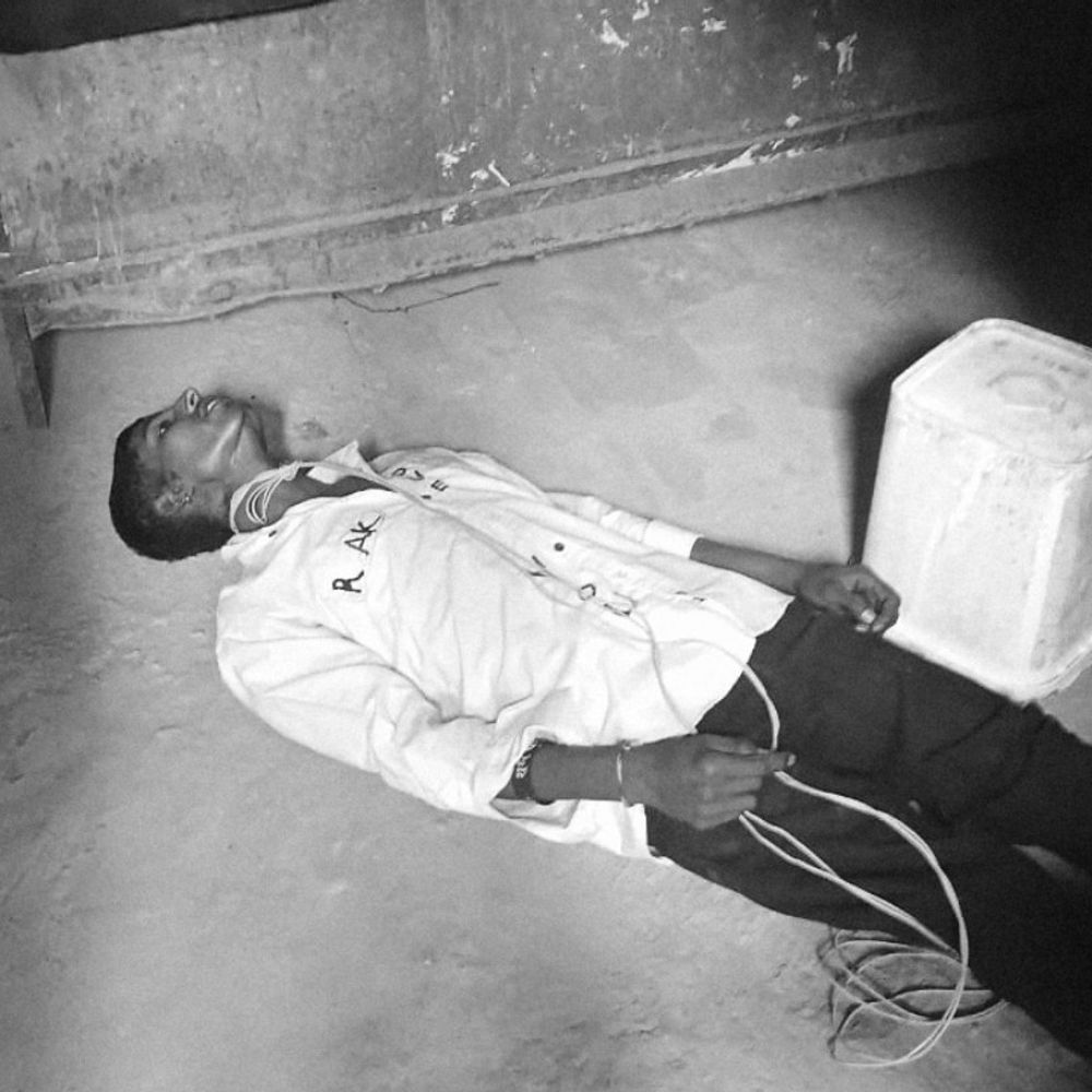 बिजली के तार से लटका मिला युवक का शव:कमरे से कोई सुसाइड नोट नहीं मिला; परिजनों से पूछताछ जारी