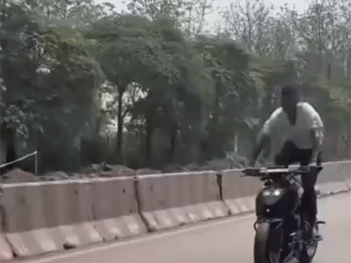 रिटायर्ड आरक्षण के बेटे ने एक पहिए पर चलाई बाइक,VIDEO:रायगढ़ पुलिस की स्टंटबाजी पर कार्रवाई, 2 हजार का जुर्माना लगाया, फटकार भी लगाई