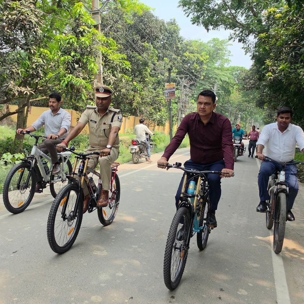 खगड़िया में DM-SP साइकिल से पहुंचे समाहरणालय:नो व्हीकल डे को लेकर दिया एनवायर्नमेंटल प्रोटेक्शन का मैसेज