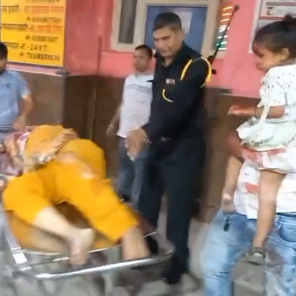 फिरोजाबाद में मक्खनपुर हाईवे पर दर्दनाक हादसा:बाइक फिसलने से दंपति समेत मासूम घायल, महिला आगरा रेफर