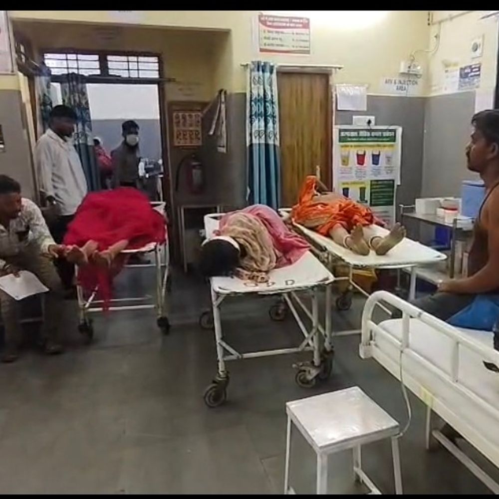 बैतूल में श्रद्धालुओं की ट्रैक्टर-ट्रॉली पलटी, एक की मौत:तेज रफ्तार में थी, मोड़ पर अनियंत्रित हुई; पूजा कर लौट रहे थे 35 लोग, 25 घायल