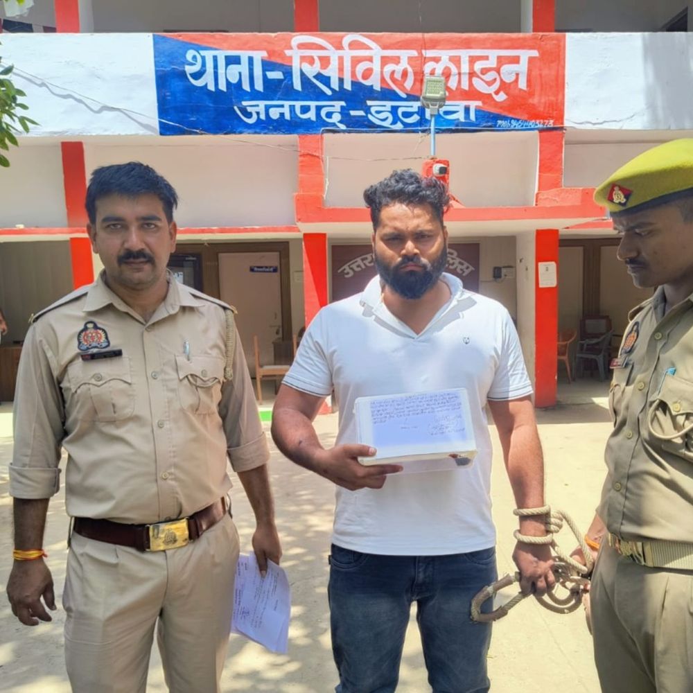 इटावा में 19 मुकदमों का शातिर अपराधी गिरफ्तार:अवैध तमंचा और कारतूस बरामद, पुलिस ने बाइक जब्त कर सीज की