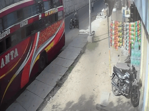 ट्रेवल्स ऑफिस से 45 हजार के दो मोबाइल चोरी, VIDEO:2 मिनट में वारदात कर फरार हुए बदमाश, पहले परचूनी की दुकान से खरीदा सामान