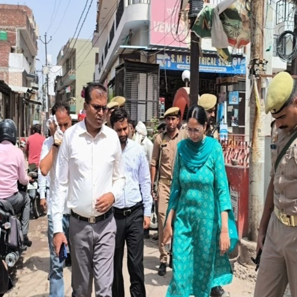 डीएम की निर्माण कार्य में लापरवाही पर कार्रवाई की चेतावनी:सड़क चौड़ीकरण और नाले का चल रहा निर्माण, वित्तमंत्री भी दो बार कर चुके हैं निरीक्षण