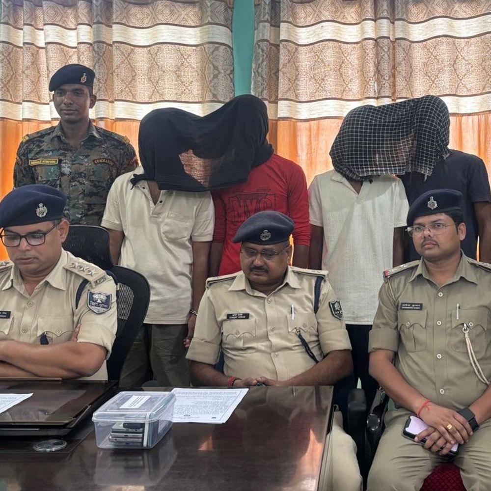 नालंदा में 4 साइबर अपराधी गिरफ्तार:हेलीकॉप्टर से चारधाम यात्रा का झांसा देकर श्रद्धालुओं को लूटते थे, मोबाइल-फर्जी सिम बरामद