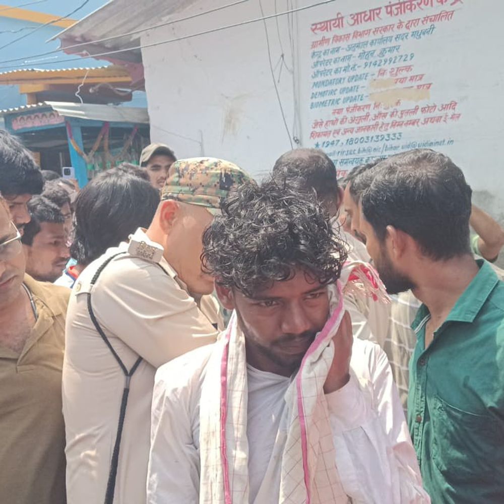 कोर्ट परिसर में बाइक चोरी करते युवक पकड़ाया:मधुबनी में लोगों ने की पिटाई, पुलिस कर रही पूछताछ