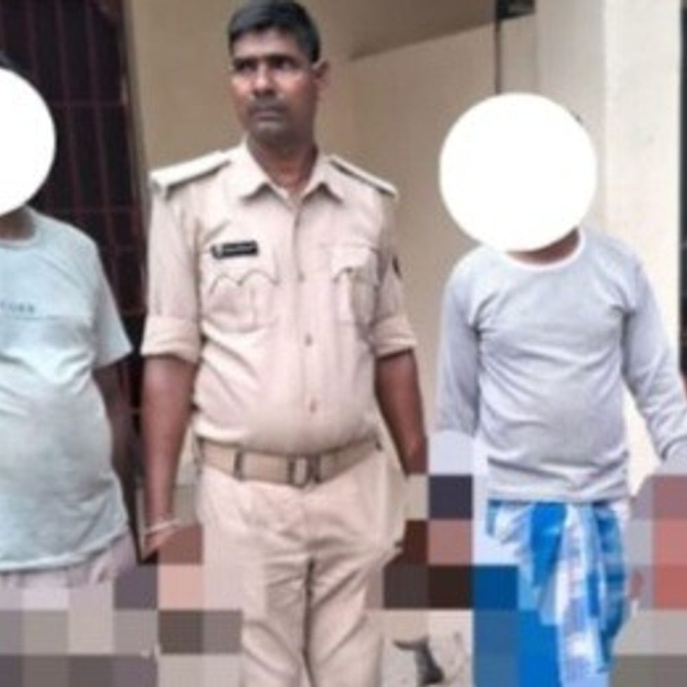 अररिया में तेल चोर गिरोह का भंडाफोड़, 3 गिरफ्तार:ट्रांसफार्मर और वाहनों से चोरी 420 लीटर तेल बरामद, 4 खाली प्लास्टिक के डिब्बे-बाइक जब्त