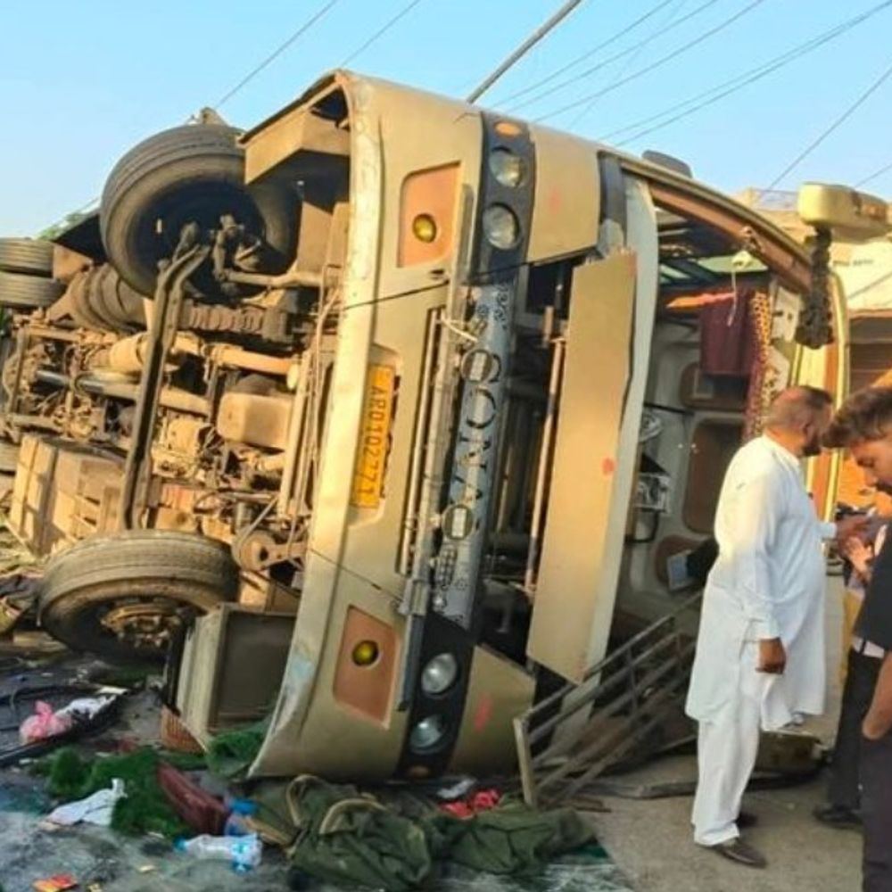 संगरूर में बस पलटी, एक की मौत, दर्जन भर घायल:जम्मू से राजस्थान जा रही थी, अनियंत्रित होकर सड़क किनारे बिजली के पोल से टकराई