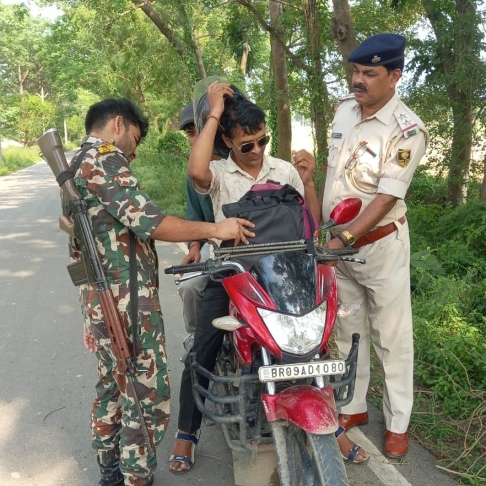 वीरपुर में सघन वाहन जांच अभियान:पुलिस ने दो दर्जन से अधिक वाहनों की पड़ताल की