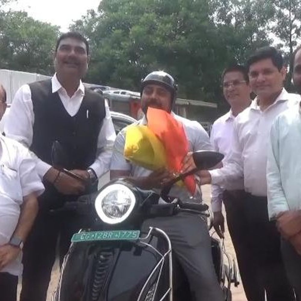 कोरबा कमिश्नर ई-बाइक से पहुंचे जोन कार्यालय:पीएम की अपील पर ईंधन बचाने का दिया संदेश