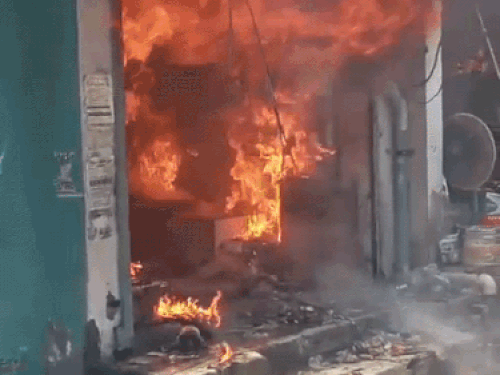 करनाल में बर्तन की दुकान में लगी भीषण आग:लाखों का सामान जलकर राख, दमकल की दो गाड़ियां पहुंची; देरी से बढ़ा नुकसान
