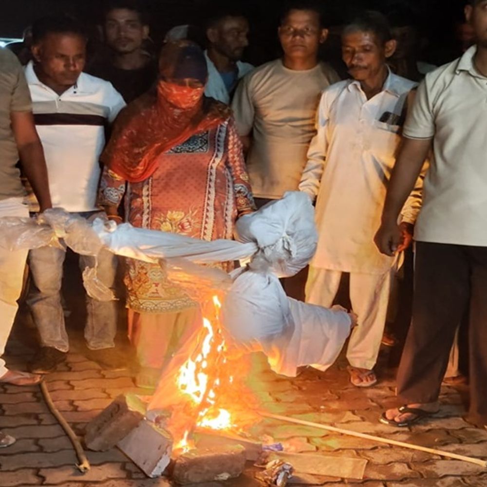 लापता नाबालिग के मामले में करनाल में हंगामा:असंध थाना एसएचओ का पुतला फूंका,परिजनों ने अभद्र भाषा के आरोप लगाए, 18 मई को घर से निकली थी लड़की