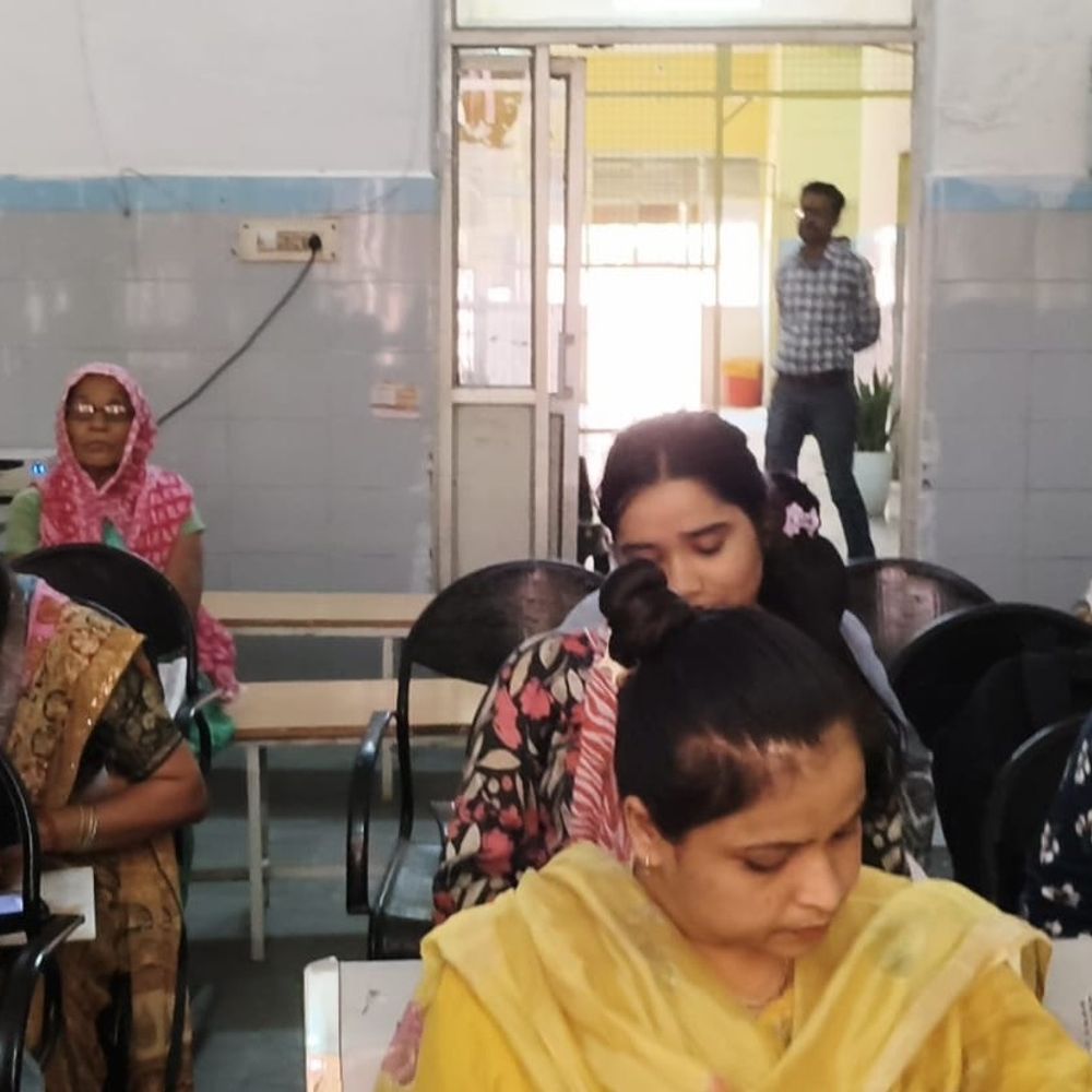 अलीगंज सीएचसी में बीडब्ल्यूआर बैठक, संविदा एएनएम अनुपस्थित:स्वास्थ्य योजनाओं की समीक्षा हुई, खाली रहीं कुर्सियां