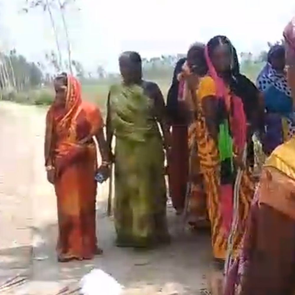 लखीमपुर-खीरी में महिलाओं ने किया शराब दुकान का विरोध, VIDEO:लाठी-डंडे लेकर पहुंची, दुकान तोड़ी, सेल्समैन को भगाया
