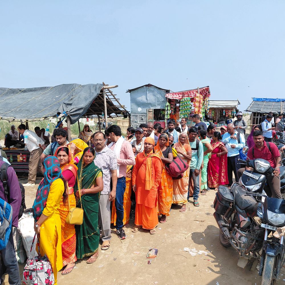 विक्रमशिला पुल क्षतिग्रस्त के बाद अगुवानी घाट पर बढ़ी भीड़:खगड़िया में नावों पर ओवरलोडिंग, मनमाना किराया, लोगों को घंटों इंतजार करना पड़ रहा