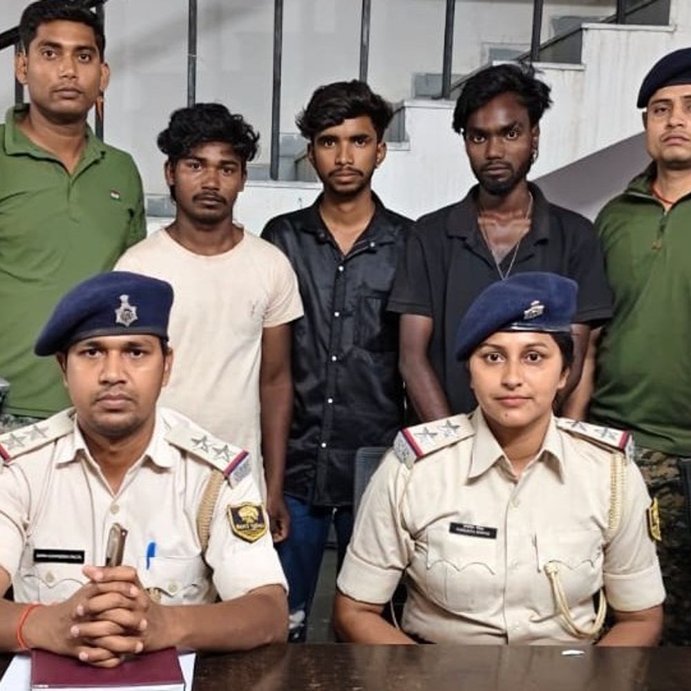 जमुई में लूट के 2 घंटे बाद 3 आरोपी गिरफ्तार:12 हजार रुपए और होंडा बाइक बरामद, गरही डैम के पास हथियारबंद बदमाशों ने रोका