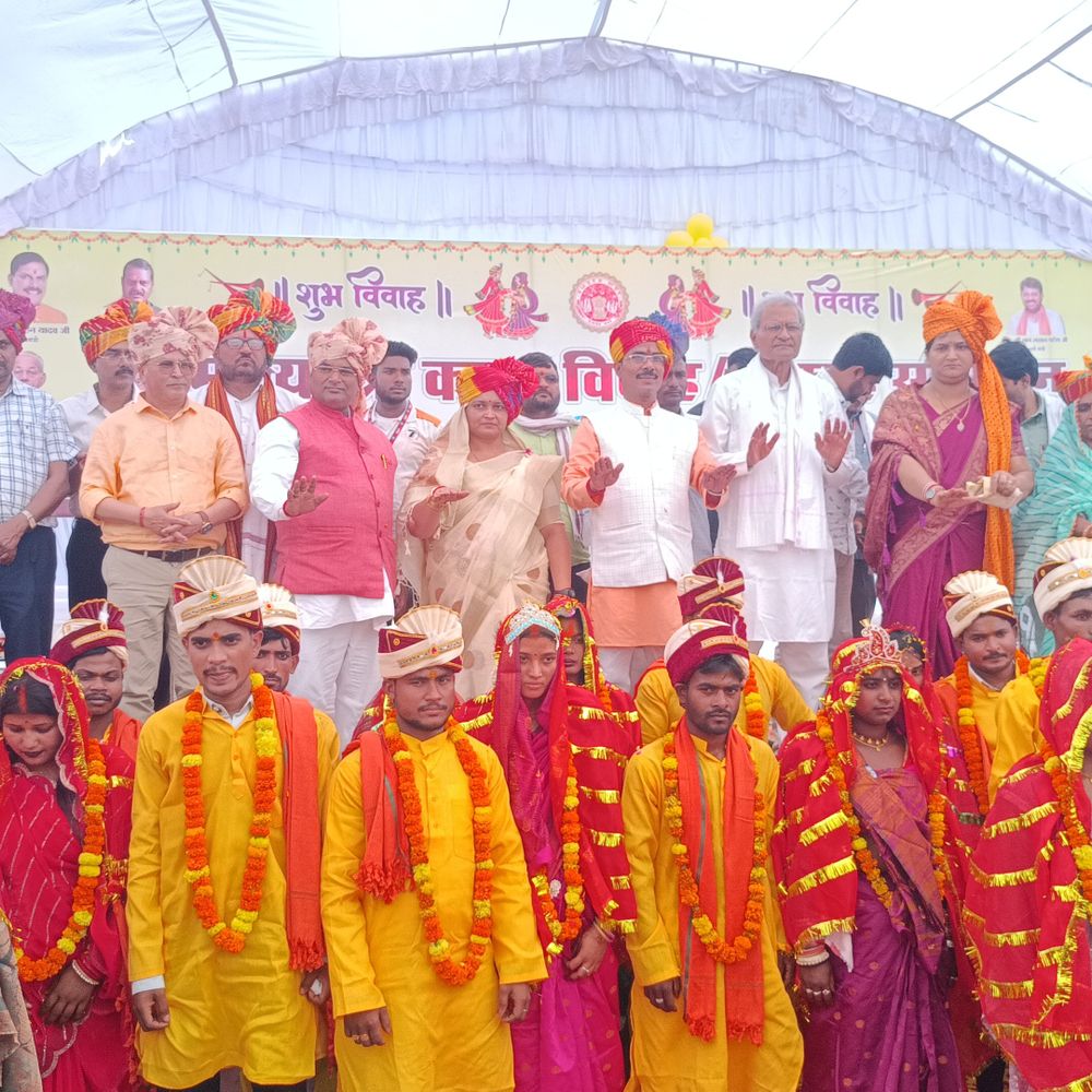 मऊगंज में 176 जोड़ों का विवाह:खाने के पैकेट में कीड़ा और पोस्टर से विधायक की तस्वीर गायब होने पर विवाद