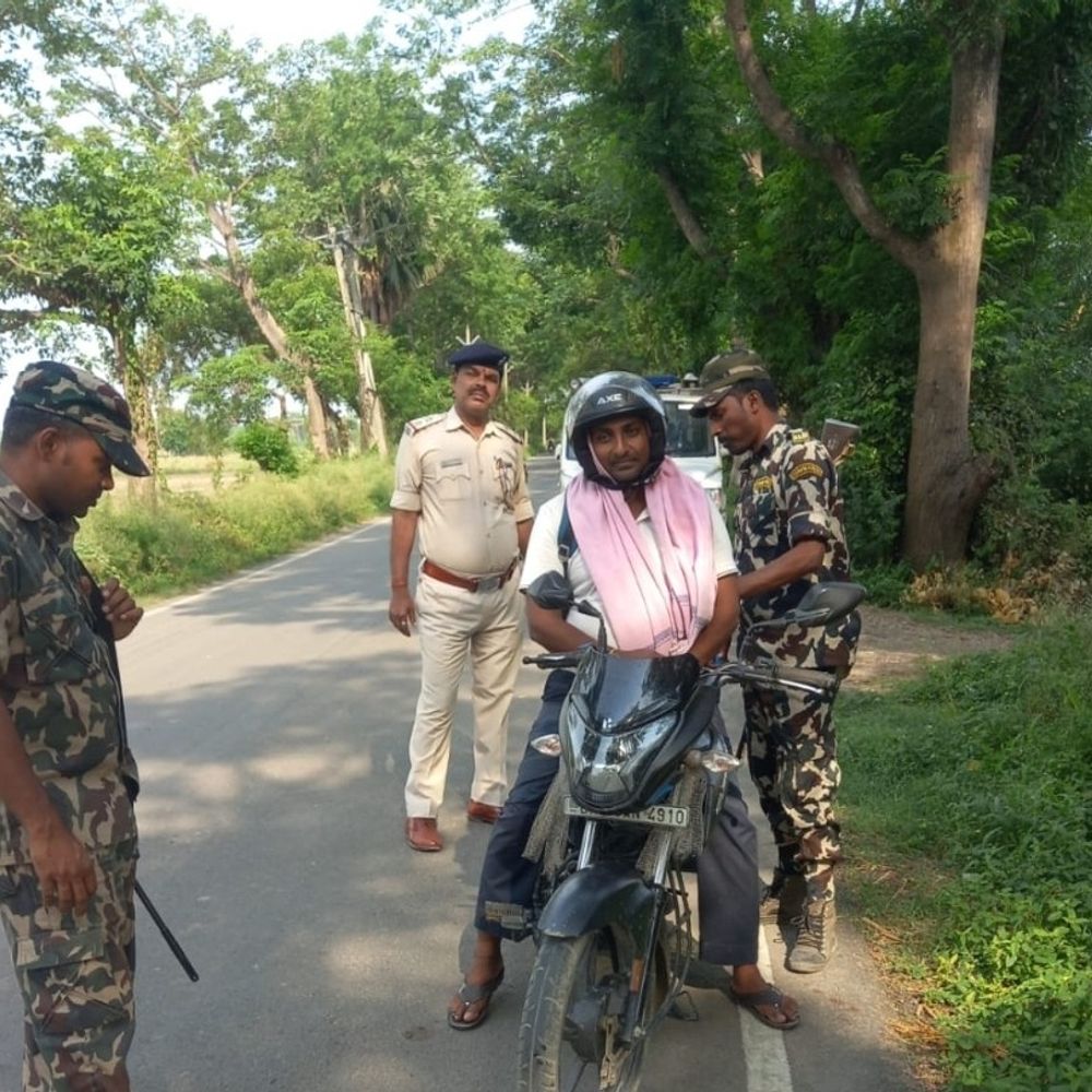 वीरपुर में सघन वाहन जांच अभियान:पुलिस ने 27 वाहनों के कागजात और हेलमेट की पड़ताल की