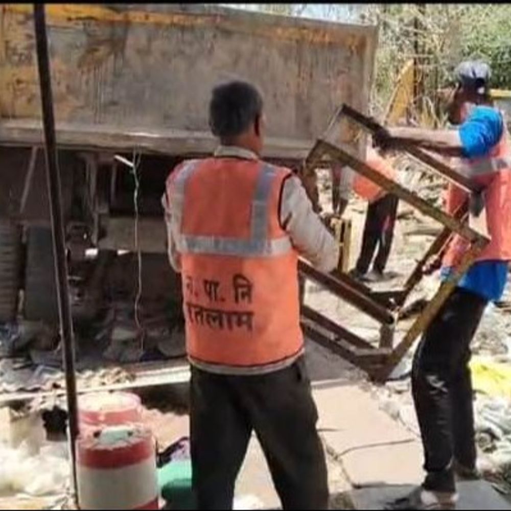 रतलाम शहर से कबाड़ गोडाउन हटाने की कार्रवाई शुरू:85 को दिया था नोटिस, 5 गोदाम हटाए; कोर्ट ने व्यवसायियों की याचिका को किया खारिज