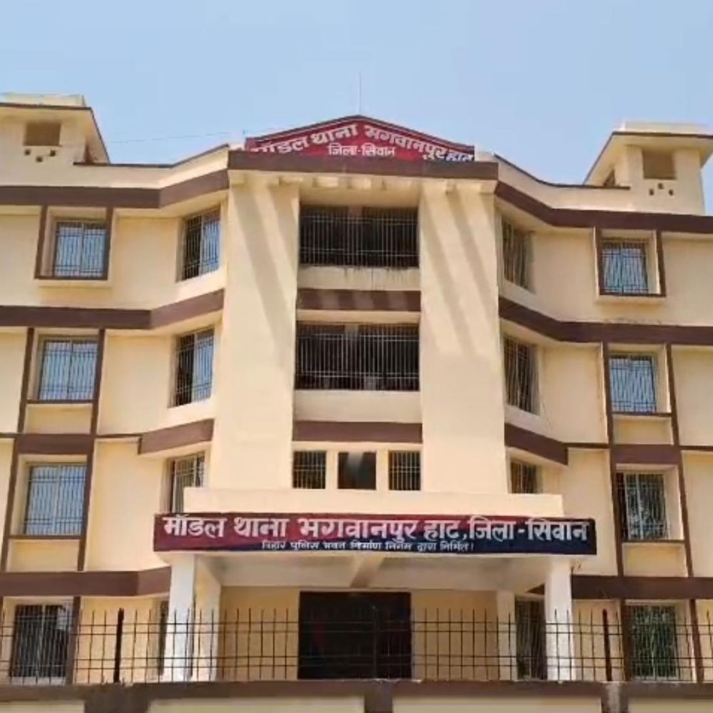 अवैध हथियार के साथ 2 अपराधी गिरफ्तार:सीवान में चोरी का पिकअप गाड़ी और 3 बाइक बरामद