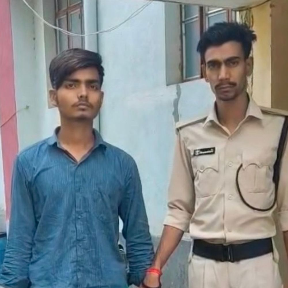 विदेशी शराब की होम डिलीवरी करते युवक गिरफ्तार:शेखपुरा में 13 बोतल दारू और बाइक जब्त, मेडिकल हॉल के पीछे छिपाकर रखा था