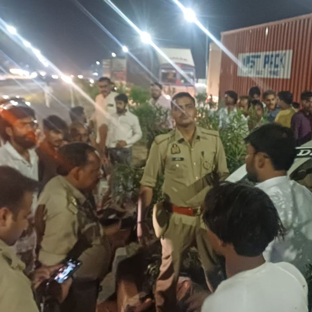 कौशांबी में कार डिवाइडर से टकराई, दो की मौत:चार घायल, शादी समारोह से लौट रहे थे सभी