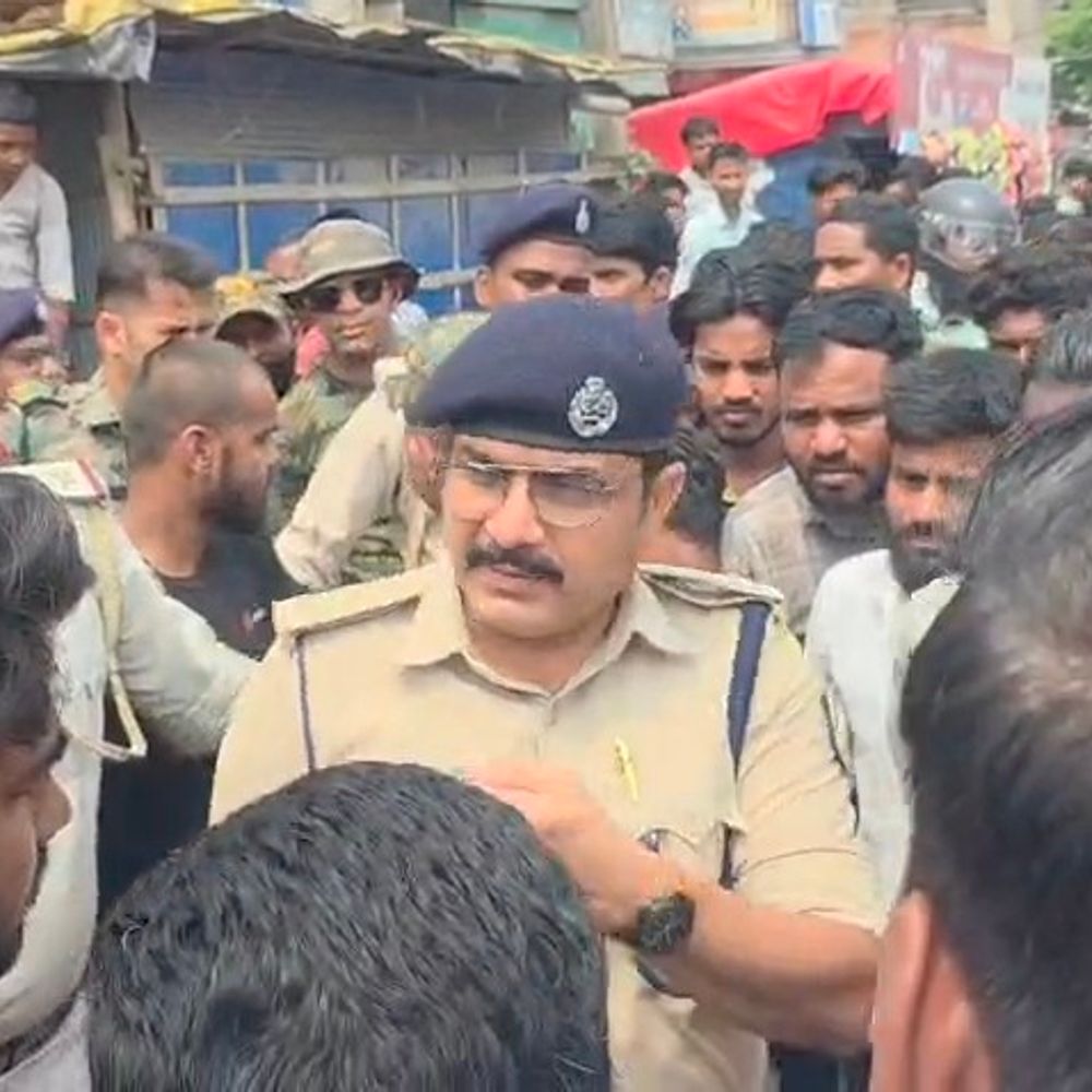 इमलीगाछ चौक पर जर्जर सड़क के विरोध में प्रोटेस्ट:सड़क जाम कर आगजनी, दो घंटे ट्रैफिक अफेक्टेड; लोगों ने की नारेबाजी