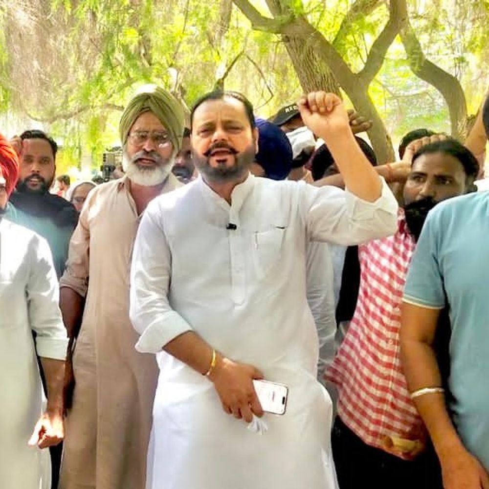 अकाली दल के नामांकन रद्द, डीसी दफ्तर के बाहर प्रदर्शन:सरकार और बठिंडा प्रशासन पर धक्केशाही का आरोप; हाईकोर्ट जाने की चेतावनी