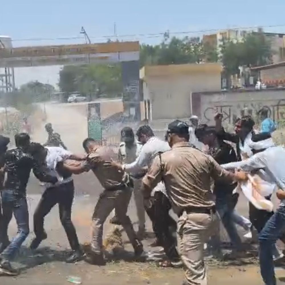 आगर मालवा में नीट पेपर लीक पर NSUI का प्रदर्शन:शिक्षा मंत्री प्रधान का पुतला दहन, पुलिस ने वाटर कैनन चलाया