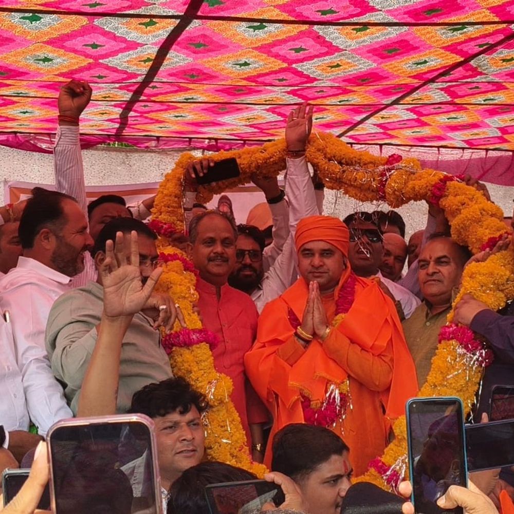 तिजारा विधायक महंत बालकनाथ पहुंचे प्रतापगढ़:राजस्व मंत्री हेमंत मीणा ने किया स्वागत, हनुमान जी की तस्वीर भेंट की