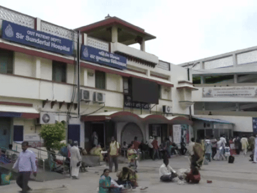 BHU अस्पताल में छात्रों-रेजिडेंट में विवाद:ओपीडी से दो सौ मरीज लौटे, बिना नंबर लगाइए मरीज‌ दिखाने पर हुई तू-तू-मैं-मैं