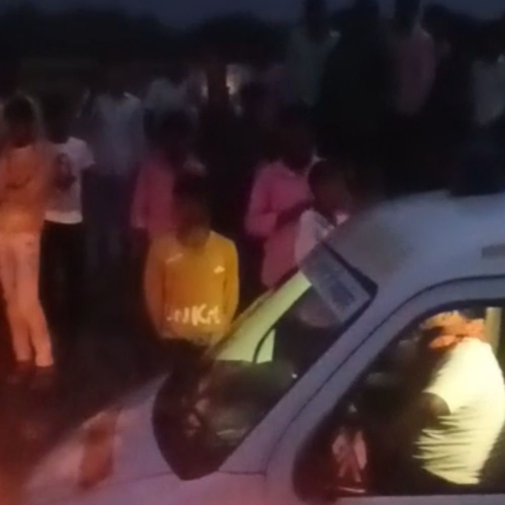 बेतिया में बाइक-ट्रैक्टर की भिड़ंत, 10 वर्षीय बच्ची की मौत:नेपाल शादी समारोह में जा रहा था परिवार, सभी घायल; वाहन जब्त