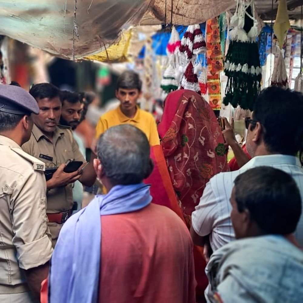 अंबा सब्जी बाजार में महिला का पर्स कटा:स्थानीय पुलिस ने नहीं उठाया फोन, 112 ने संभाला मामला